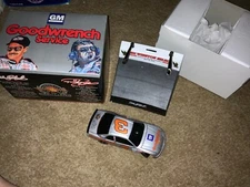 GM Dale Earnhardt Limited Edition 1995 1:24 Scale Car On Base Bank Display e9567