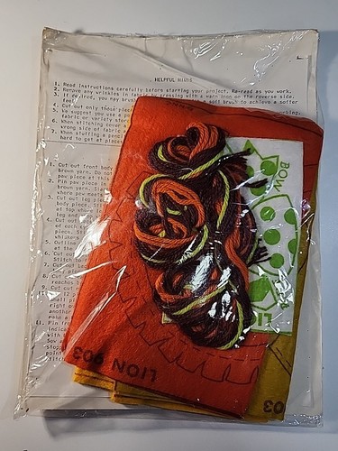Kit ricamo in feltro vintage 1977 Lion Quick N Easy Cuddle Fashions #903 - Foto 2 di 2