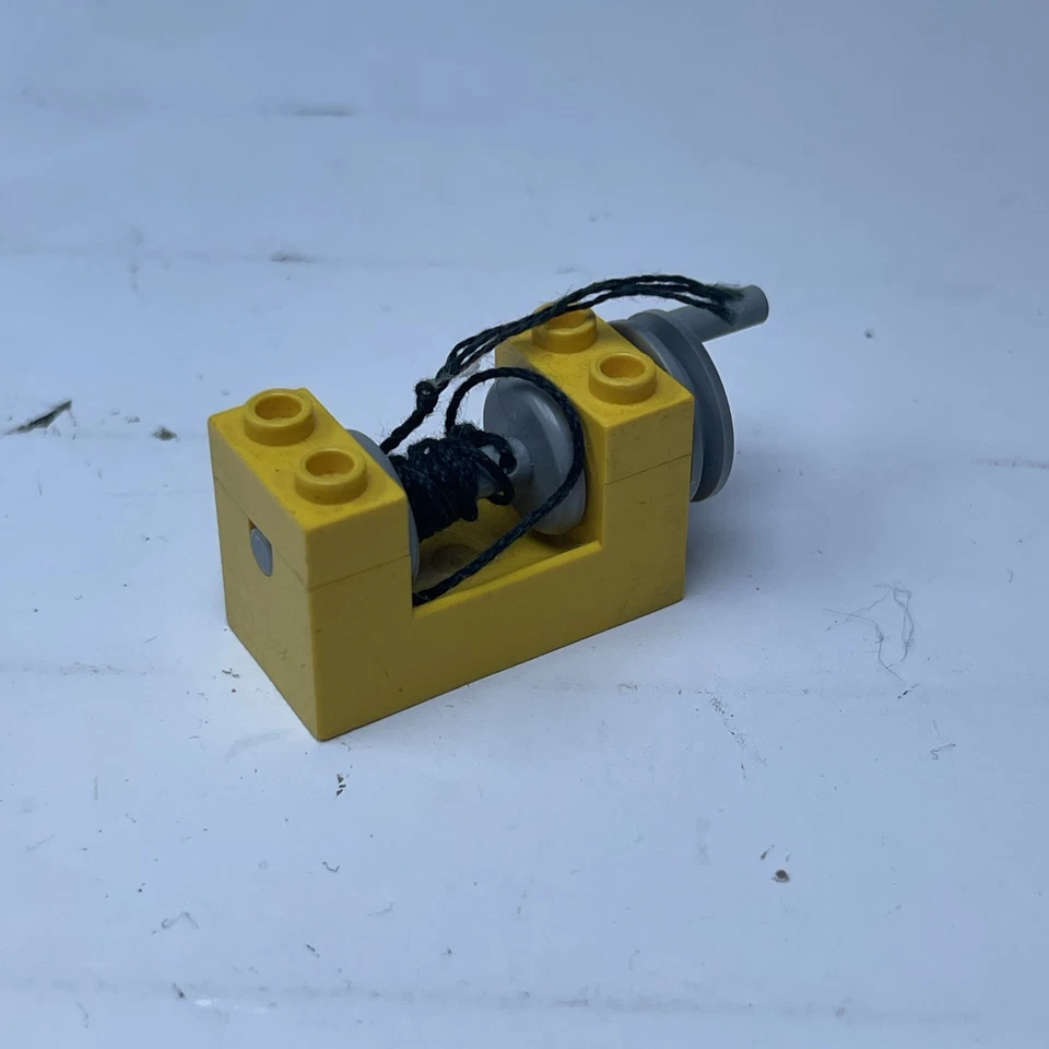 Vintage Lego Land Yellow Castle 375/6075 Winch Part - Image 2 of 4