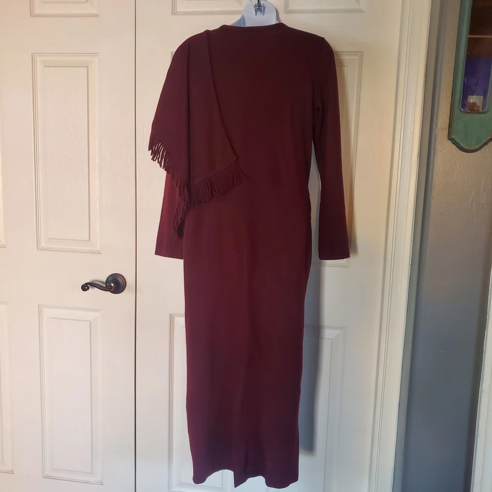 Vestido Lennie For Nina Leonard Borgoña Tejido Adjunto Flecos Bufanda Romántico PM Foto 4 de 4