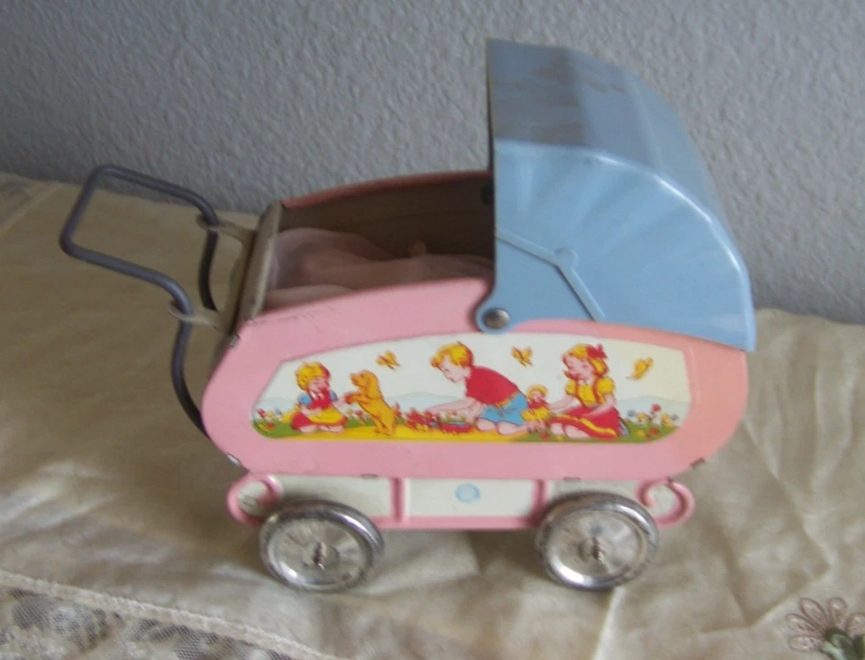 BONECA ALEMÃ ANTIGA TODA BISQUE E CARRINHO DE BEBÊ DE LATA ARTE OHIO com LITOGRAFIA - Imagem 2 de 4