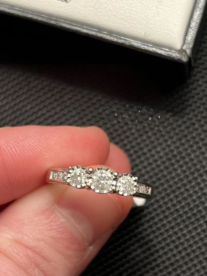 Anillo de diamantes de oro blanco de 10k de 1/2 quilate Foto 2 de 2