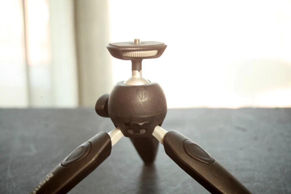 Manfrotto MTPIXIEVO-BK - PIXI EVO Mini-Stativ mit 2 Segmenten, schwarz - Bild 4 von 4