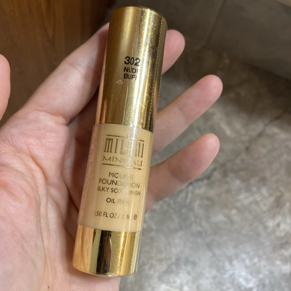 Base de maquillaje Milani Minerals Mousse 302 Nude Buff sellada 0,50 oz sin aceite TAMAÑO COMPLETO Foto 2 de 4