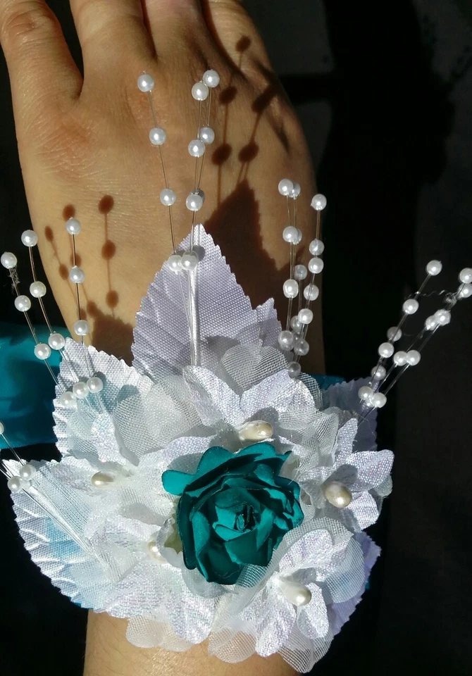 Ramillete de muñeca con flores blancas para boda, graduación, regreso a casa, baile militar, ramillete de muñeca Foto 3 de 4