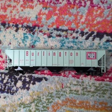 Athearn 5302 HO Scale Burlington ￼3-Bay Covered Hopper Mint Green