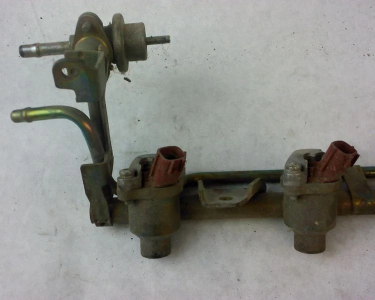 98 99 Nissan Altima inyectores de combustible y regulador de presión de riel OEM Foto 3 de 3