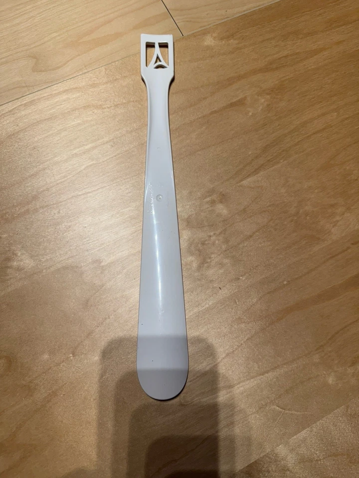 Zapato Rendez-vous de plástico vintage, blanco, hecho en Francia, 14,5" de largo Foto 3 de 4