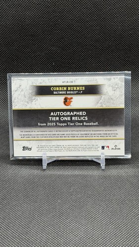 Camiseta deportiva doble Topps Tier One Corbin Burnes 2025 lámina azul automática #38/99 Orioles - Imagen 2 de 2