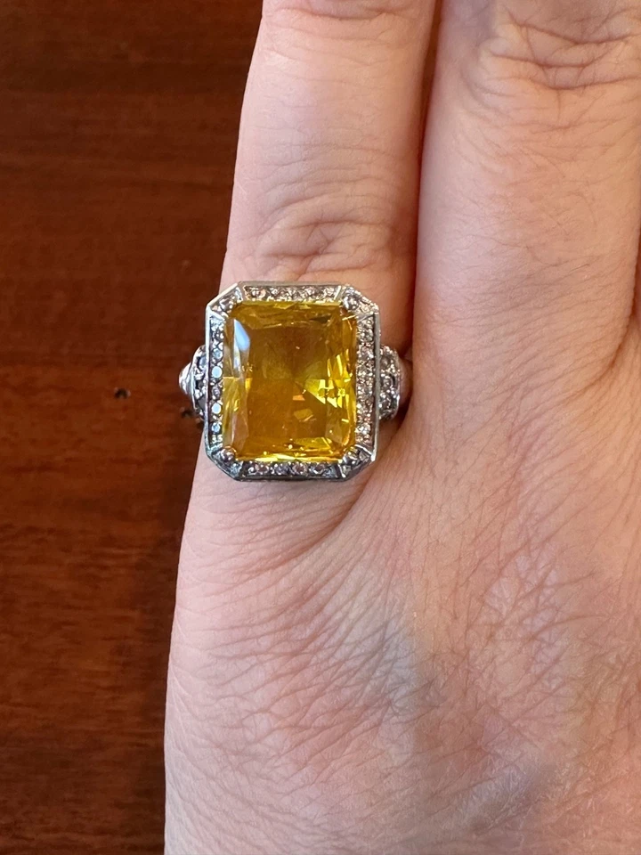 Anillo Diamonique Zafiro Amarillo Corte Radiante Plata de Ley Talla 6 Foto 2 de 4