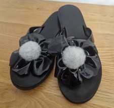 Ugg Woman's Black Patent Poppy Pom Pom Flip Flops Size 6