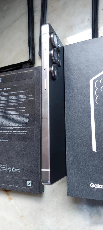 Samsung Galaxy S25 Ultra - 256 GB - Titanium Black (T-Mobile) + Extras - Image 3 of 4