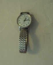 VINTAGE SILVER TONE WORKING TIMEX ROUND WATCH #KH