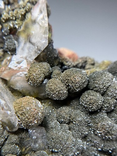 RARE HEMATITE INCLUDED CALCITE ON MOTTRAMITE FROM TSUMEB MINE, NAMIBIA - Picture 9 of 9