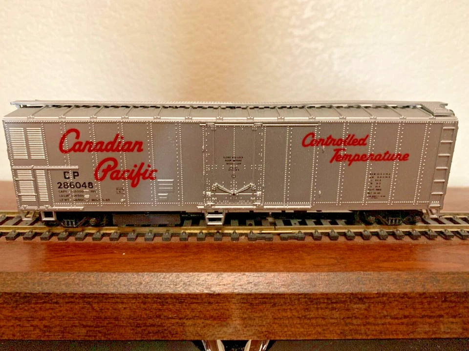 CANADIAN PACIFIC "RED SCRIPT" MECHANICAL REEFER - HO Scale-  NEW RTR DISPLAY - Image 2 of 4