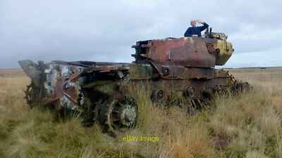 Foto 12x8 Panzerreste Buschmann Fels Panzerreste am Rand einer Milit c2014