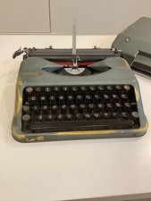 HERMES BABY TYPEWRITER. PICA FONT. SPANISH LAYOUT. SWISS MADE 1940. SN 213454 thumbnail