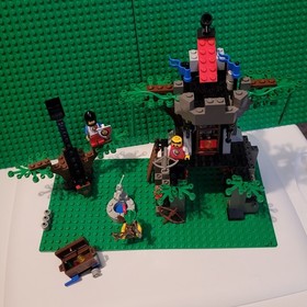 LEGO Hemlock Stronghold 6046 w cas285 + 3 Minifigs Incomplete see Pics & Desc