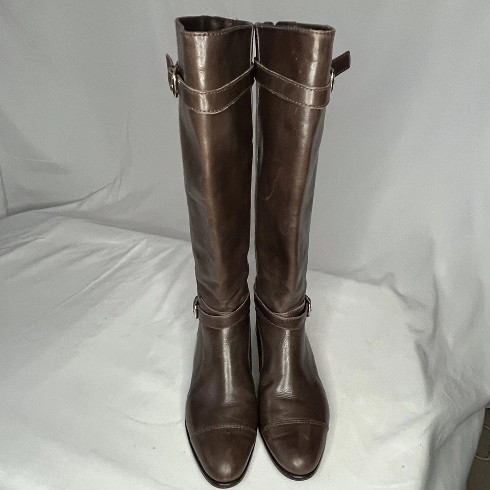 Pour la Victoire Maggie Mujer 6 Marrón Cuero Alto Botas de Vestir Hebilla Dorada $355 Foto 2 de 4