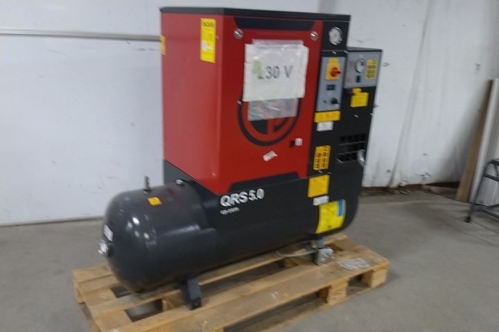 Chicago Pneumatic QRS 5.5 HPD Rotary Screw Air Compressor w/Integrated Air Dryer