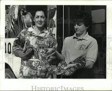 1984 Press Photo Audubon Zoo - Barbara Jacobs & Debbie Pearson with Animals
