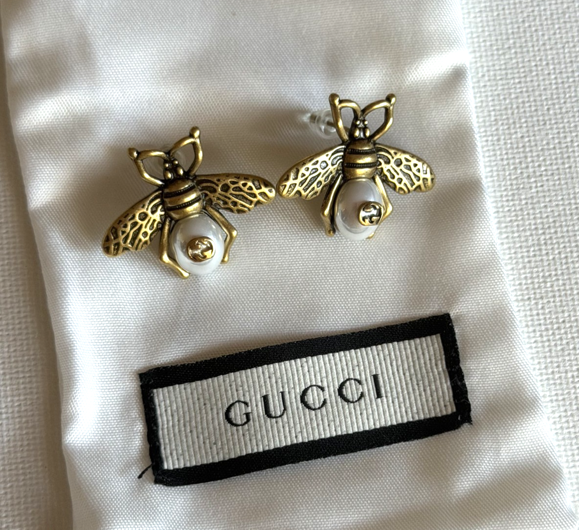 Iconic GUCCI Earrings Aged gold metal Gucci Bees with white pearls