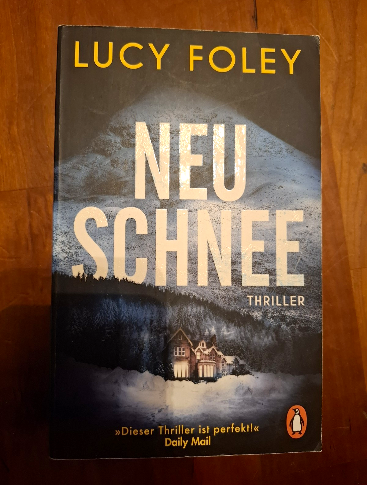 Lucy Foley Neuschnee Taschenbuch Thriller Penguin 2021 448 Seiten Deutsch