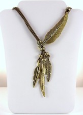 Collar de plumas tono dorado con cristales en acorde marrón