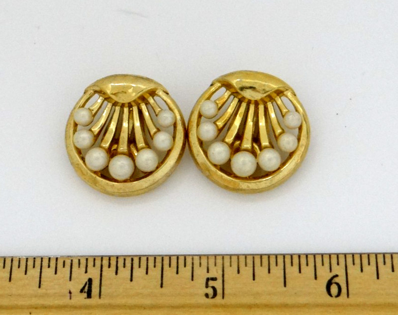 Quality Vintage TRIFARI  Gold Tone w Faux Pearl Settings Clip-On Earrings