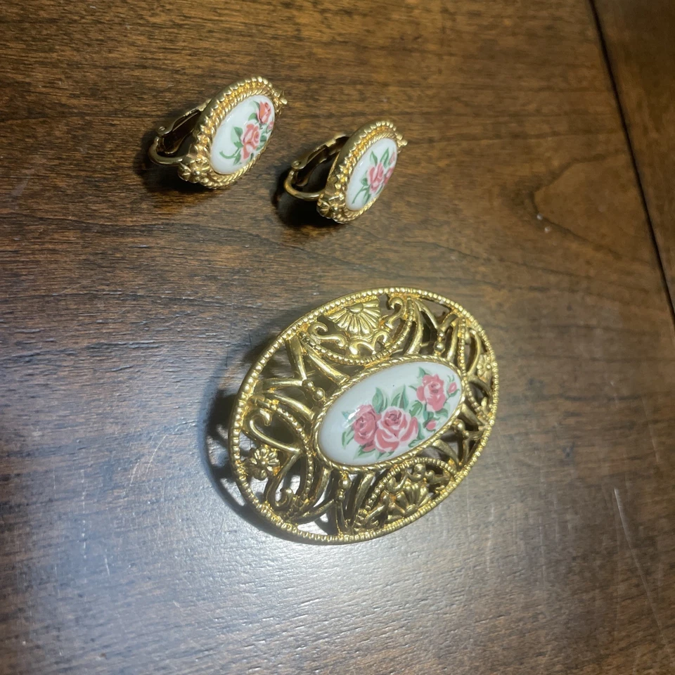 Juego de pendientes broche clip filigrana tono dorado vintage AVON ENCAJE PASTEL 1995 rosas Foto 2 de 4