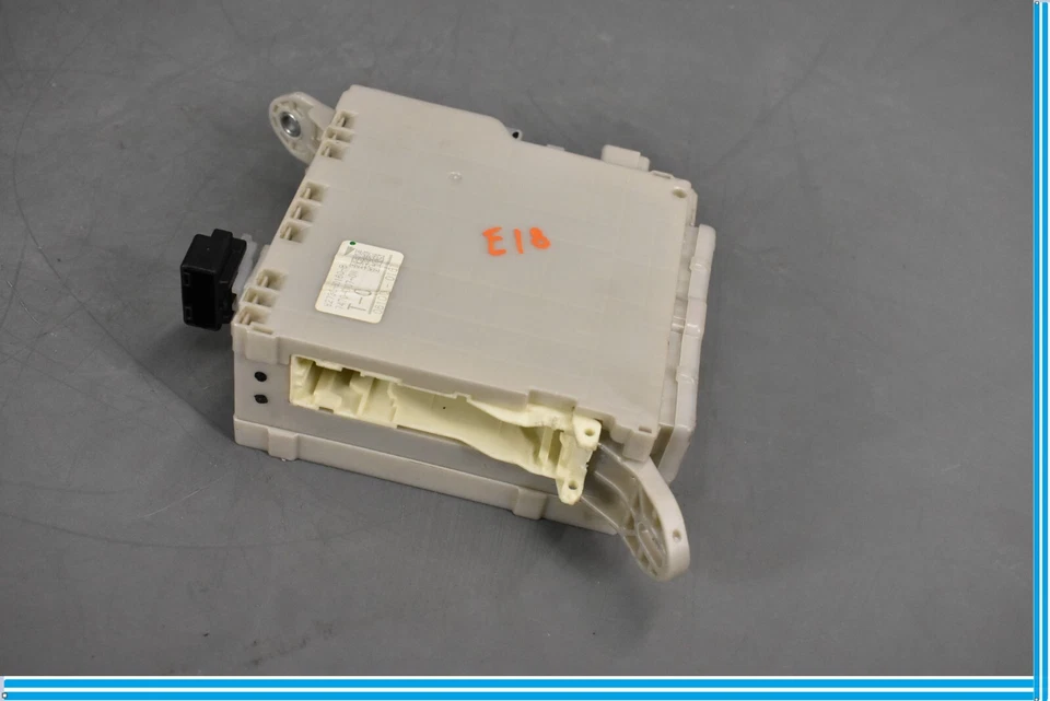 07-09 Lexus LS460 Front Right Passenger Side Lower Fuse Box Junction Block Oem - Image 3 of 4