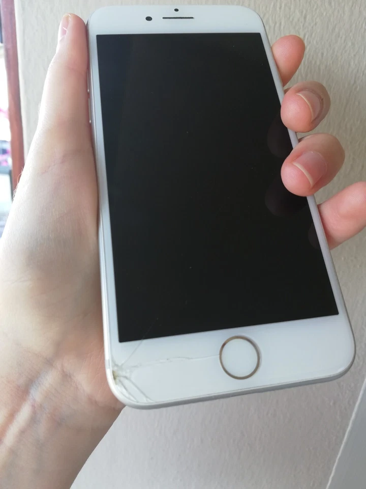 APPLE IPHONE 7 32 GB Silver Argento Usato leggera usura batteria da sostituire - Immagine 3 di 4