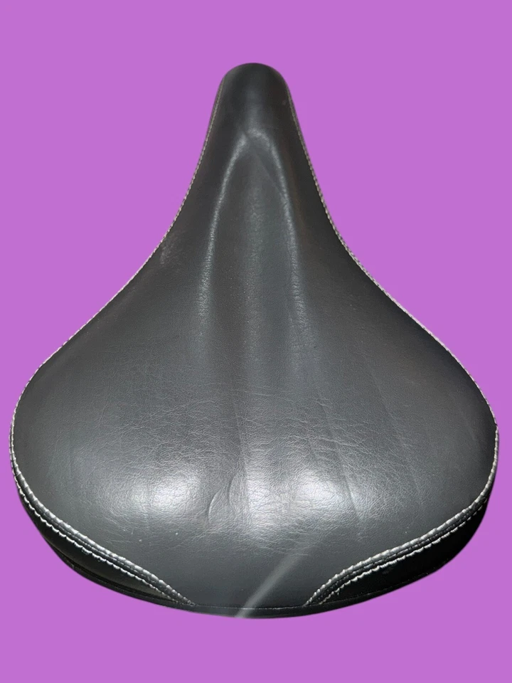 Полностью черное велосипедное сиденье с белой строчкой TM - Изображение 3 из 4