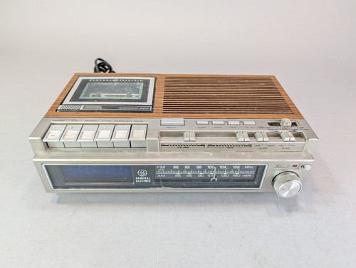 Vintage AM/FM Clock Radio Cassette Player Alarm Clock 7-4975C *Read