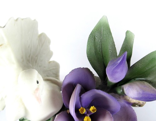 Capodimonte Figurine White DOVES Love Birds with PURPLE Flowers Italy Nuova - Picture 5 of 16