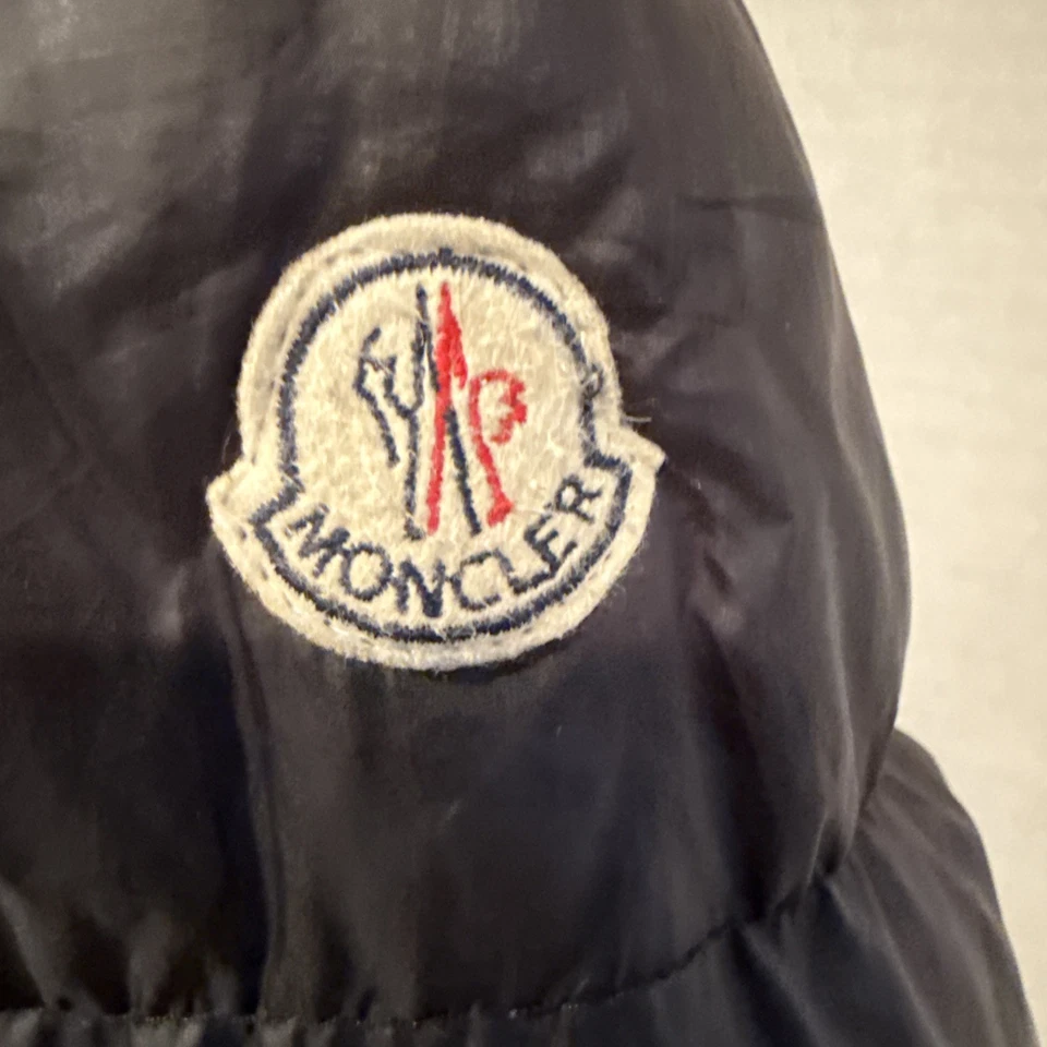 Женское пуховое пальто Moncler, съемный капюшон, меховая отделка, размер 2 - Изображение 2 из 4