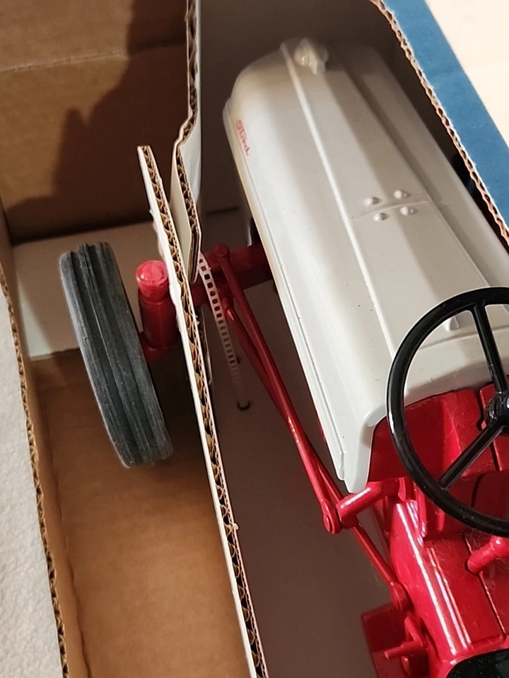New ERTL Scale Models 1/8 Ford 8N New Holland with Shipping Box JLE406DS  - Image 2 of 4