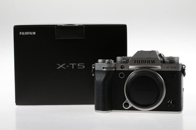 FUJIFILM X-T5 Gehäuse - Silber - spiegellose Systemkamera - SNr: 2D012534
