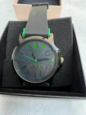 Herrenuhr Elegante Uhr Adidas mit schwarzem Silikonarmband