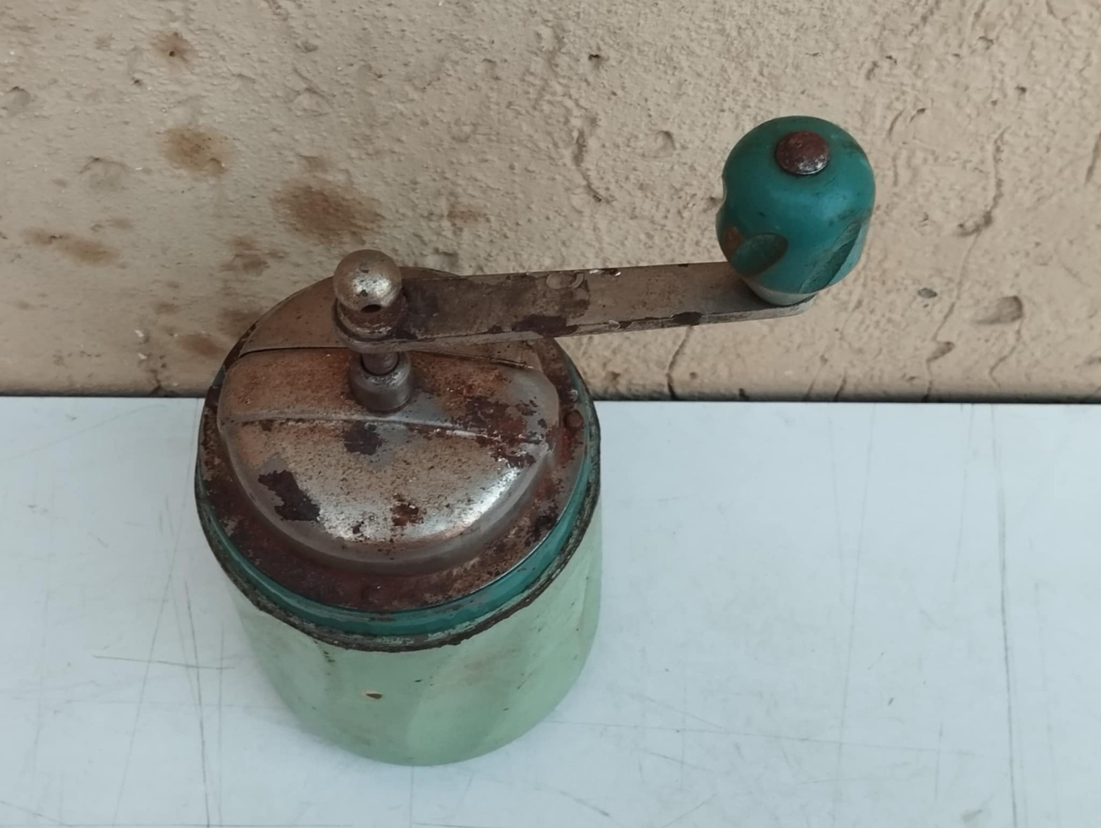 VINTAGE 1950 THREE SWORDS GREEN IRON COFFEE GRINDER Height cm.20