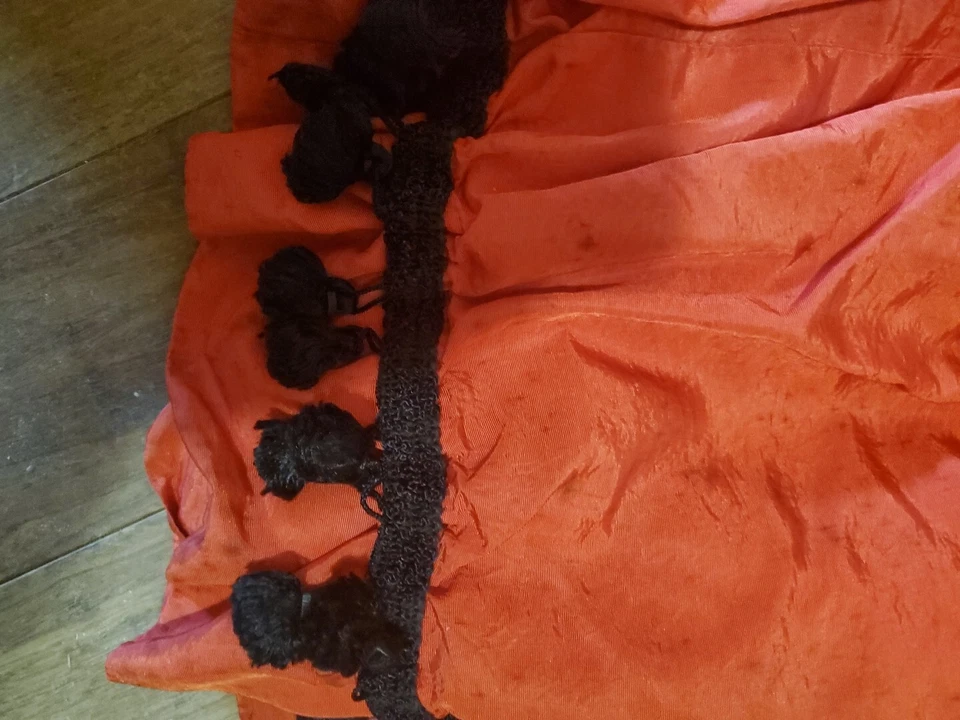 falda roja con pompón negro ribete vampiro gótico gitano 26" cintura vintage retro Foto 4 de 4