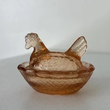 VINTAGE Style MINI PEACH PINK GLASS HEN CHICKEN NEST SALT CELLAR Basket - MINT