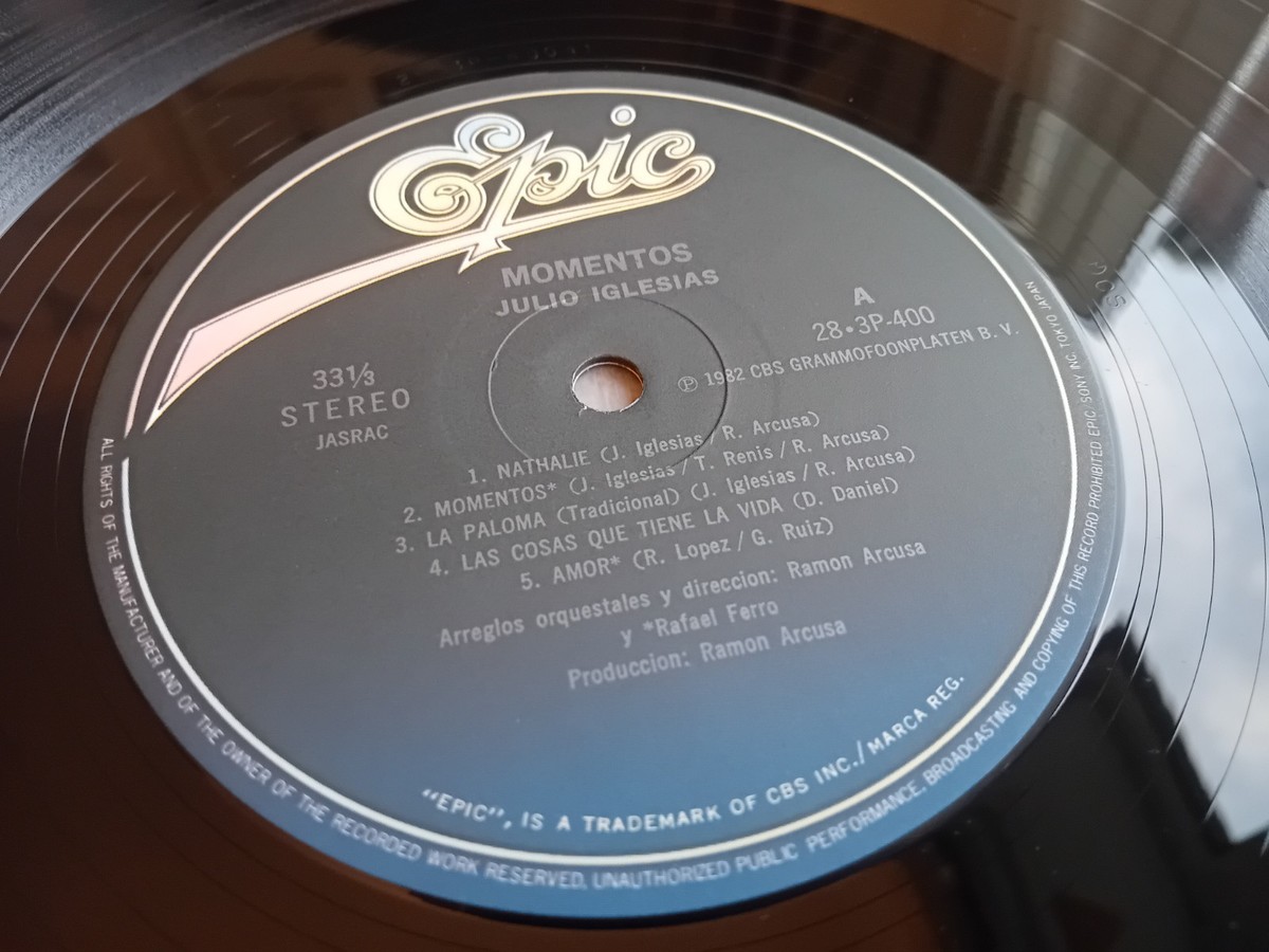 JULIO IGLESIAS - MOMENTOS LP 1982 OBI BOOKLET JAPAN EPIC GATEFOLD