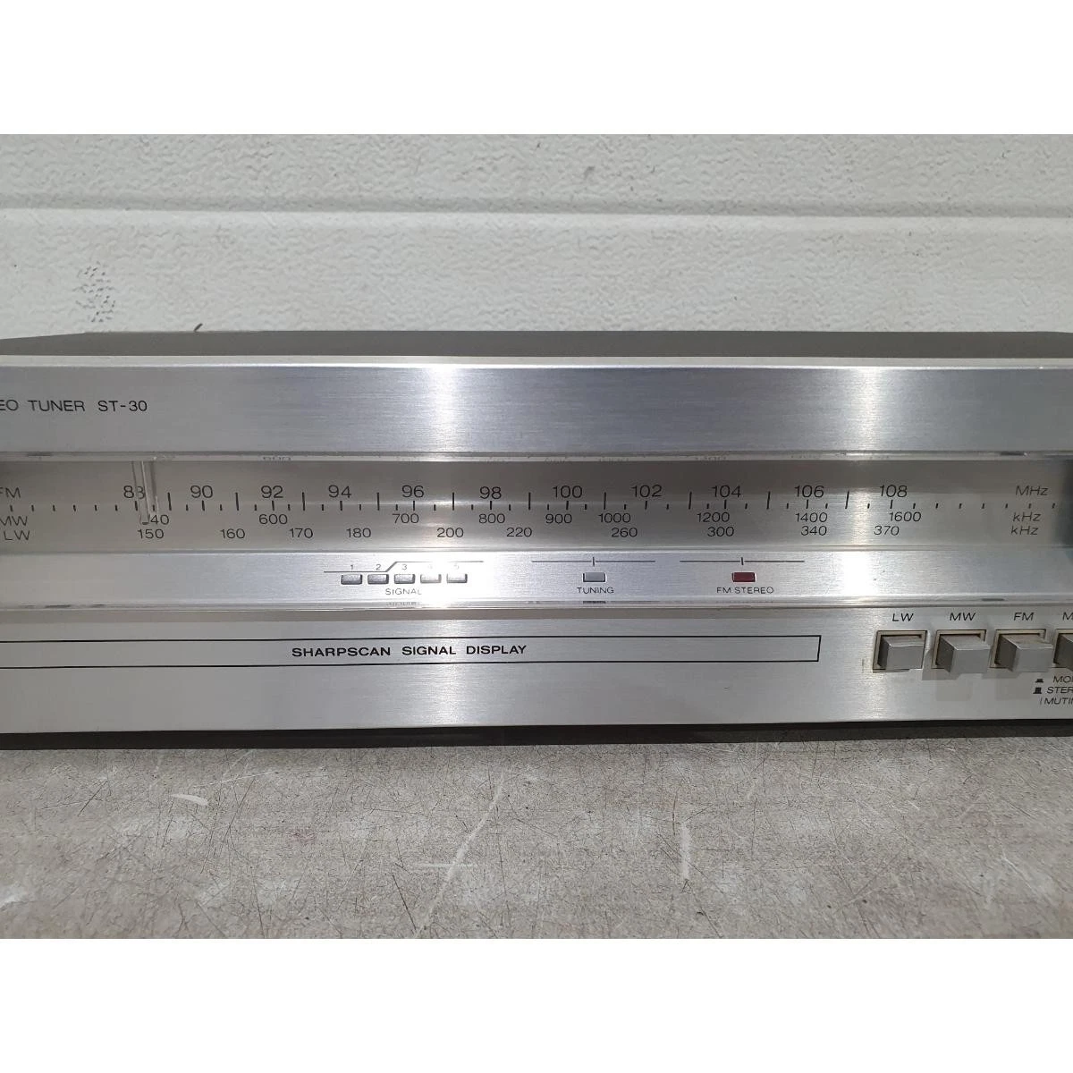 Sintonizador estéreo Sharp ST-30H plateado y gris con cable pantalla de señal portátil FM/LW/MW
