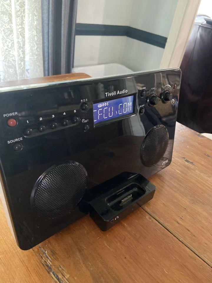 Radio Reloj Tivoli iYiYi iPod Dock AM/FM Negro Brillante Excelente Estado Foto 3 de 4