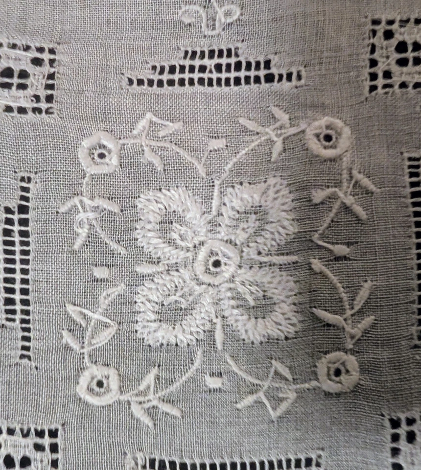 Lindo lenço/lenço vintage com bordado feito à mão e desenho - Imagem 4 de 4