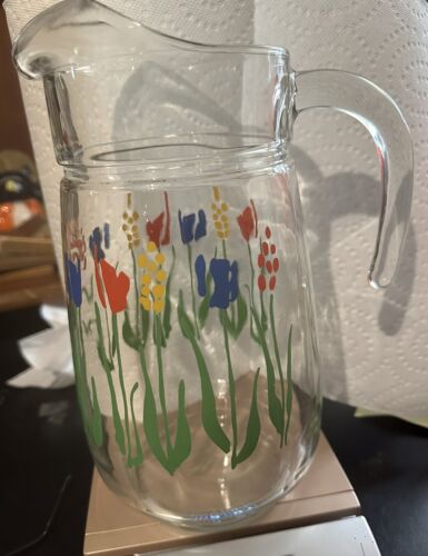 Pichet en verre vintage Arc France avec tulipes rouge, jaune et bleue fleur rétro - Photo 1 sur 5