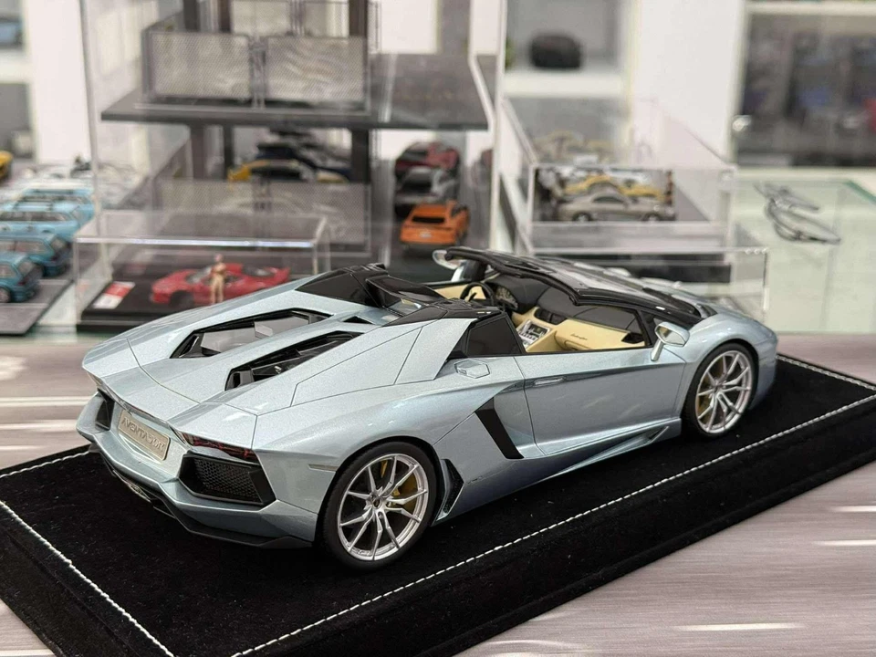 Lamborghini Aventador Roadster LP700-4 (Ice Blue) [MR Collection] 1/18 scale - Image 3 of 3