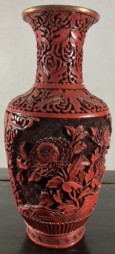 Ancien vase Laque de cinabre rouge Chine à décor de pivoines et Fleurs de Lotus - Photo 5 sur 10