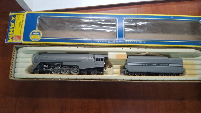 AHM Rivarossi 4-6-4 NYC Hudson Streamline